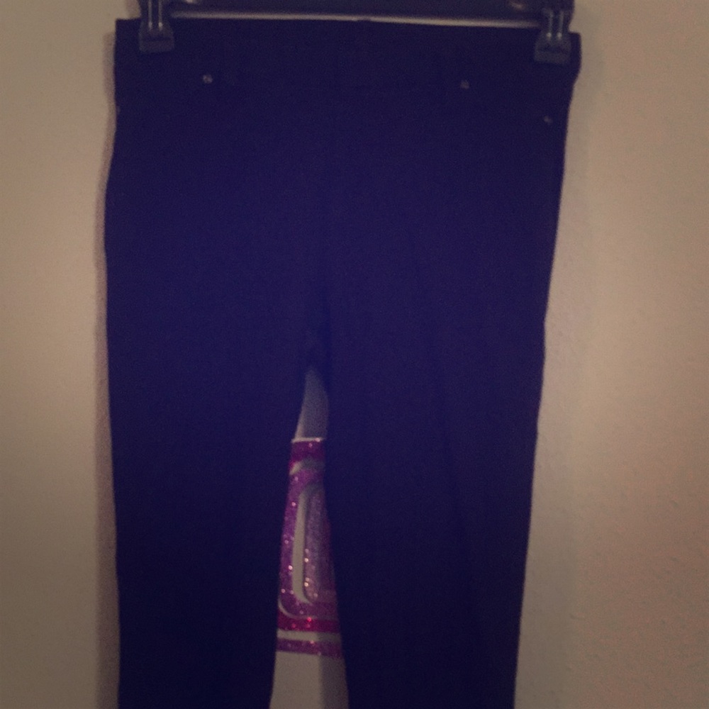 A black pant/leggings
